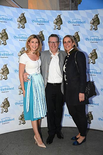 Caterina Hubert, Martin und Tanja Frühauf beim 12. &bdquo;Tegernseer Starkbierfest&ldquo; im &bdquo;Br&auml;ust&uuml;berl Tegernsee&ldquo; am 22. M&auml;rz 2023 (&copy;Foto: Foto Datzer)